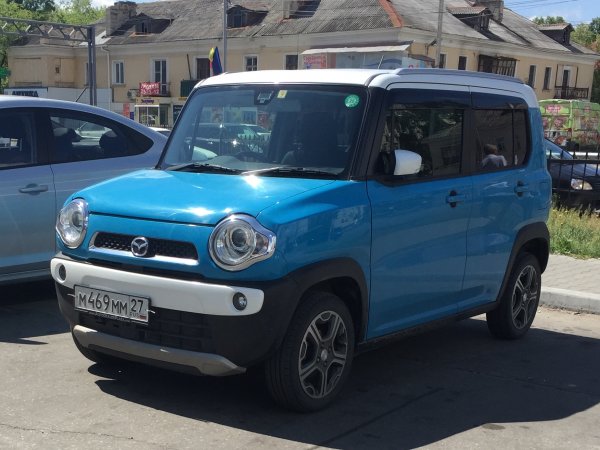 Стигаме до определено най-оригиналния модел в списъка. С външен вид в ретро-стил, който донякъде напомня на Suzuki Jimny, Mazda Flair Crossover развива 64 к.с. и се предлага със CVT-трансмисия.

Моделът се продава се в Япония, като клиентите могат да избират между предно задвижване или 4х4. Не може да се отрече, че този автомобил наистина изглежда интересно.