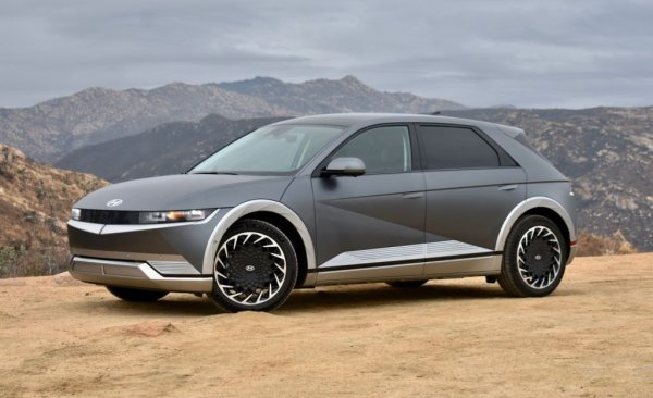 Пазарен дял: 3.4%
Симпатичният дизайн и изчистеният интериор продължават да привличат клиенти към Ioniq 5, макар че цените никак не са ниски - 107 990 лева за базовия модел със задно предаване и 58-киловатчасова батерия, и 121 900 за варианта с 4х4 и 77-киловатчасова батерия. 
