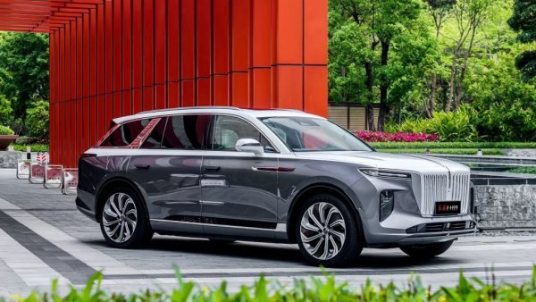 Въпрос на броени дни е у нас да започне официалното предлагане на китайски електромобили (чрез марката Voyah, вижте линка под статията). Но дори и преди това китайски модели си пробиват път до България като частен внос. През тази година у нас са регистрирани електрически ванове Maxxus, модели на BYD, MG, Aiways и Seres, и даже един екземпляр от "китайския Ролс-Ройс" - луксозния FAW Hongqi E-HS9 (на снимката). 
