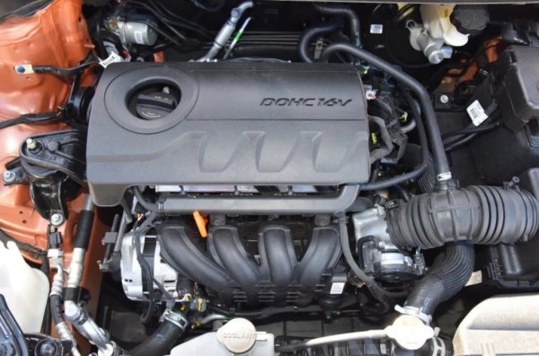 Двигателят развива мощност от 121 до 132 к.с. и въртящ момент в диапазона 148-158 Нм. Това са стойности, които в компактните SUV осигуряват достатъчна динамика за ежедневно шофиране, но също така не дават нищо допълнително по отношение на динамиката - за да може да ускорява ефективно или да изпреварва, този агрегат се нуждае от по-високи обороти и с тях, разбира се, шумът и разходът на гориво се увеличават. Благодарение на системата Dual CVVT, моторът реагира по-добре на газ, а VIS колекторът подобрява плавността на работа при различни скорости на въртене.

На практика двигателят 1.6 MPI позволява на Sportage или Tucson да стартират ефективно от светофара, а на пътя се справя без проблеми при изпреварване. 
