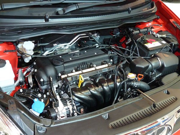 Ако обмисляте употребяван Kia Sportage или Hyundai Tucson с бензинов двигател 1.6 MPI, тези модели са един от по-безопасните варианти. Те предлагат прилична производителност, нисък разход на гориво и евтино обслужване. Да, те могат да имат своите капризи, но в сравнение с модерните, сложни двигатели с турбо и директно впръскване, те излизат по-лесни за ремонт и по-предвидими.

Това е една от причините, поради които, въпреки изтичането на времето, двигателят 1.6 MPI все още се радва на популярност и добра репутация - особено в Европа, където Sportage и Tucson са сред най-продаваните SUV.
