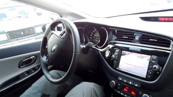 Изненадващо, участвалите в гласуването шофьори включват в списъка и асистента за паркиране, който би трябвало да им бъде само от полза. Причината е, че той работи доста бавно, тъй като трябва да се настрои спрямо особеностите на конкретния паркинг. Затова и много водачи твърдят, че дори автомобилът им да е оборудван с тази опция, те не я използват.