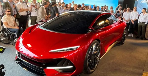 Aehra Sedan е по-елегантно предложение, с по-аеродинамична каросерия, което предполага, че ще позволи пробег от 800 км с едно зареждане на батерията. 