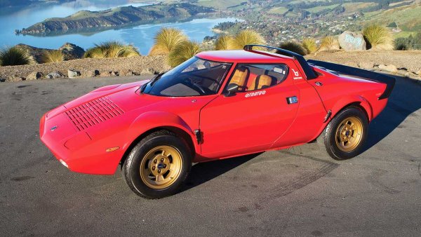 Със символичен пробег от 4400 км, тази Lancia Stratos от 1974 г. за пореден път смени собственика си през 2014 г. срещу впечатляващата сума от 595 674 евро. И това е най-високата цена, за която легендарният модел се е продавал някога - рали звезди с дизайн на каросерията от Марчело Гандини от Bertone и 2,4-литров Dino V6 с мощност от 190 конски сили. От този модел са произведени по-малко от 500 бройки!