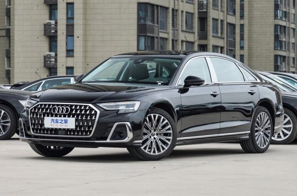 През новата моделна година представителният седан получи версията 45 TFSI Quattro, предназначена именно за Китай. Тя разчита на 2,0-литров турбомотор с 4 цилиндъра, като той няма електрическа помощ. Двигателят развива 265 конски сили и 370 Нм. Съчетан е с осемстепенна автоматична скоростна кутия и задвижване на всички колела. 
