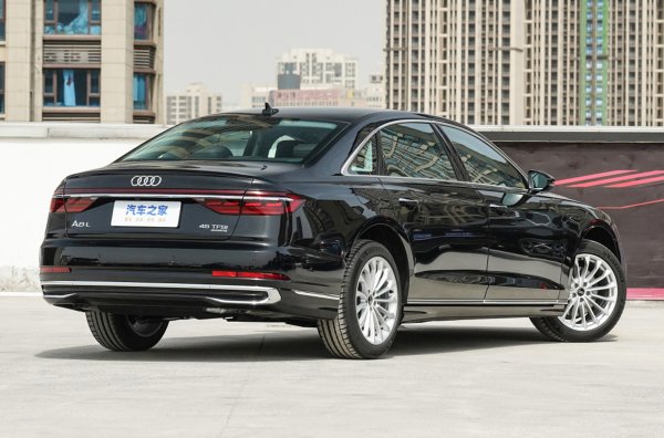 Преди това в сегашното поколение моделът нямаше редови двигатели - само V6 и V8. Цената на версията с 4-цилиндров мотор е с 11% по-ниска в сравнение с досегашния базов вариант.  Ускорението от 0 до 100 км/ч отнема 6,7 секунди, а максималната скорост традиционно е ограничена до 250 км/ч.
