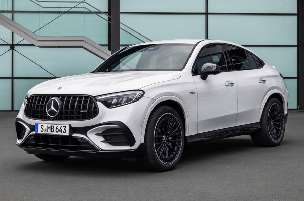 &bdquo;Напомпаният&rdquo; кросоувър е с повишена мощност, но е загубил своите V6 и V8 двигатели. Сега моделът е оборудван само с редови 2,0-литров турбомотори с 4 цилиндъра. Във версията с индекс 43 двигателят с допълнително електрическо усилване произвежда 421 конски сили, като за кратко време мощността може да се увеличи с още 14 конски сили. 
