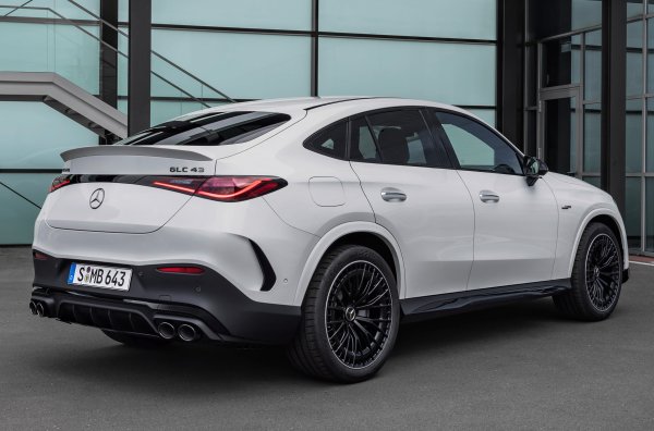 В най-мощната версия на AMG GLC 63 S E Performance, форсираният до 476 конски сили агрегат е част от хибридна система и е комбиниран с електрически мотор с мощност 204 конски сили. Версията &bdquo;мек хибрид&ldquo; вдига 100 км/ч от място за 4,8 секунди и достига максимум 250 км/ч. За топ-версията с 680 конски сили тези цифри са съответно 3,5 секунди и 275 км/ч.
