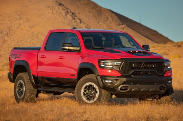 Суперпикапът RAM TRX осдтава в гамата на модела, но под капака на новата версия ще се появи 3,0-литров двигател Hurricane. В началото на пролетта производителят потвърди, че настоящата модификация с компресорен 6,2-литров V8 двигател ще напусне поточната линия.
