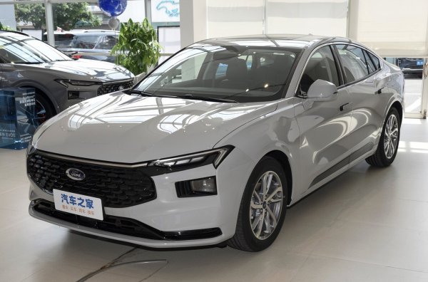 Големият седан в Китай получи 1,5-литров турбо двигател EcoBoost (190 конски сили, 258 Нм).Преди това, в текущото поколение, автомобилът се предлагаше изключително с 2,0-литров двигател (238 конски сили, 376 Нм). Трансмисията е осемстепенна автоматична, а задвижване е към предните колела.
