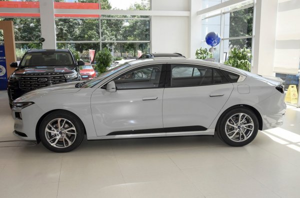 Първоначалната цена е намалена с 10%, но оборудването е същото. Разликата в случая е, че &bdquo;спортната&ldquo; модификация ST Line не се предлага за модела с този двигател.