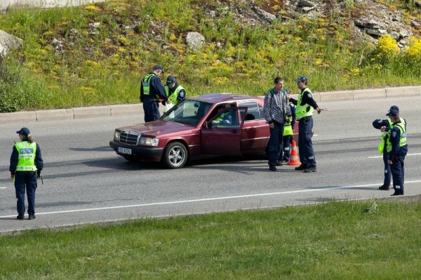 Акция на полицията в Естония за пияни шофьори. Наричат я "Всички духат".