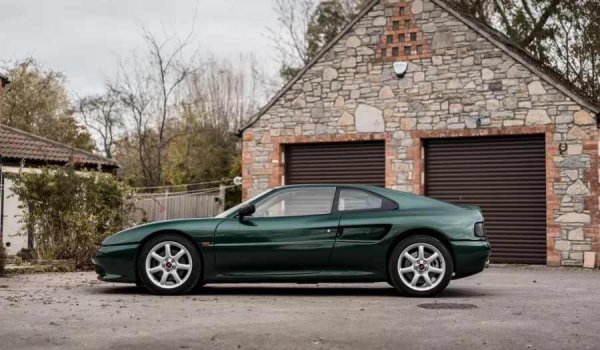 През 1998 година обаче Venturi представя Atlantique 300 Biturbo, флагмански модел, който благодарение на обновения си двигател навлиза в територията на суперколите. Базовият 3-литров турбодвигател Renault L7X е модифицирана версия на V6 ESL и развива 306 к.с.

С такъв резерв на мощност, елегантният Venturi Atlantique 300 Biturbo ускорява от 0 до 100 км/ч за 4,7 сек и развива максимална скорост от 275 км/ч. Днес този модел е почти забравен, но по онова време е достойна алтернатива на Ferrari, както по външен вид, така и по характер.
