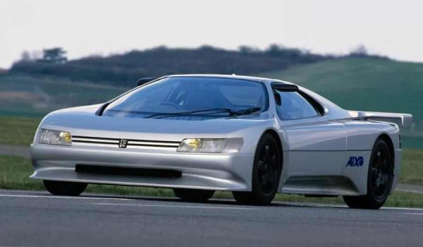 Това е единствената суперкола в галерията, създадена от голям френски автомобилен производител, а също така и единствената, която никога не е стигнала до масово производство.

Peugeot Oxia е показан за първи път на автомобилното изложение в Париж през 1988 г. Целта му е да демонстрира визията на Peugeot за това какъв може да бъде автомобилът на бъдещето. Наред със спортния 205 GTi и хомологационната версия на 205 T16, която се появява по-рано, Oxia изиграва важна роля във формирането на новия, по-динамичен имидж на Peugeot за десетилетия напред.

Проектът е разработен в изследователския център на компанията La Garenne, родното място на други легендарни спортни модели на Peugeot. Oxia е построен около високотехнологичен алуминиев монокок тип "пчелна пита", а каросерията, изработена от смес от карбон и кевлар, е тествана в аеродинамичен тунел.

