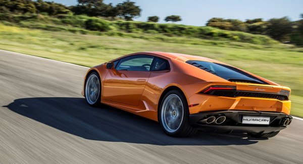 Версията LP на италианската суперкола затруднява доста механиците, които трябва да извършат една на пръв поглед неособено сложна процедура. Налага се свалянето на повечето детайли от каросерията, преди да се стигне до осемте пробки, през които се излива старото масло. Най-много време отнема демонтажа на капака на двигателя, който е закрепен с 50 болта.