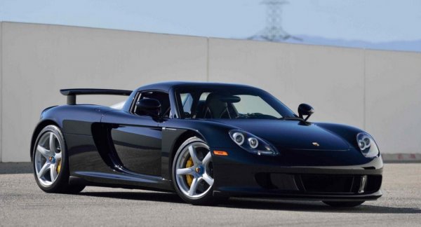 В случая големият проблем е осигурване на достъп до двата маслени филтъра, които също задължително се сменят. Затова и работата на механика се оценява скъпо &ndash; 5000 евро, като в тази сума влизат маслото и самите филтри. Цената се увеличава и заради използването на специална рампа за повдигане на автомобила, която е оборудвана с крепежни елементи, гарантиращи, че колата ще стои напълно хоризонтално по време на смяната.