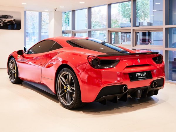 Италианската суперкола има 4 пробки за изливане на старото масло, като достъпът до тях е много труден. Задължително трябва да бъдат демонтирани всички аеродинамичи панели, както и задният дифузьор, а това става само с помощта на специален комплект инструменти, които не се намират лесно. Затова и смяната се извършва само в специализираните сервизи на Ferrari.