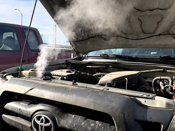 Една от причините е, че алуминиевият блок на новите мотори отвежда топлината по-зле от чугунения, който се използваше преди. Натоварването се повишава и от турбината, а също така и от тръбата на изпускателната система, която преминава край картера. Своят принос дават и катализаторите, тъй като те също са разположени непосредствено до мотора.