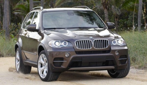 Спрямо 2024: 12% ръст
Изпреварвайки малко събитията, ще ви кажем, че главната причина седаните на BMW да са в застой на българския пазар се крие в... кросоувърите на BMW. Модели като Х5 и Х3 доскоро бяха твърде нови, за да играят съществена роля в Горубляне и Дупница, но вече няколко години подред отчитат двуцифрен ръст. 
За отбелязване е, че от тези 2015 регистрации на Х5 тази година най-много се падат на второто поколение (2006-2013) и след това на третото (2013-2018), а първото вече изостава сериозно. 
