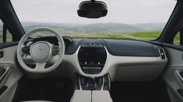 Само шепа производители все още са виновни за тяхното съществуване, но това не намалява разочарованието. То е огромно, когато натискате екрана на информационно-развлекателната система и нищо не се случва. Aston Martin DBX е една такава кола, където докосването на екрана не прави нищо, освен да оставя пръстов отпечатък. Вместо това трябва да навигирате в информационно-развлекателната конзола с помощта на тракпад и колело за превъртане при Mercedes от предишно поколение. 

За различка от хаптични бутони, за които вече стана сума, автомобилната информационно-развлекателна система служи за постигане на баланс между чувствителни на допир контроли и тактилни бутони. Бързото докосване или плъзгане на екран, за да се върнете към картата или да отговорите на повикване, може да бъде много по-удобно и интуитивно от натискането на бутони или завъртането на колело за превъртане. 

Дори ако не сте съгласни и предпочитате превъртане пред плъзгане, хубаво е да имате избор. 10-инчовият екран на Aston Martin, който не поддържа сензорни контроли, особено когато Apple CarPlay е проектиран като изживяване още с с първото докосване, се чувства грешно. Подобно дразнещо е как информационно-развлекателната система на Mazda спира дисплея да бъде чувствителен на допир, когато колата е в движение. Хубаво е, че Mazda иска да ограничи разсейването на водача, но превъртането през екраните на CarPlay и Android Auto с колелцето за превъртане на MX-5 е много по-разсейващо, отколкото да протегнете ръка и да докоснете приложение. 