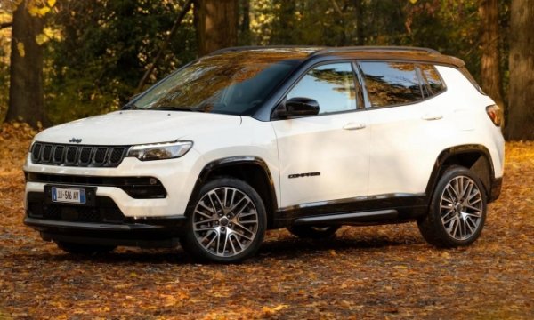 Дизеловият двигател 1.6 Multijet, предназначен за тези, които изминават много километри годишно, все още се предлага в американската кола. Compass е дълъг 4404 мм , широк 1874 мм, висок 1629 мм и междуосие от 2636 мм . Багажникът е с вместимост 438 литра, на границата. Интериорът е добре поддържан, с 10,25 инча цифрово табло и 10,1 инча дисплей за информация и развлечения. Двигателят 1.6 Multijet осигурява 130 к.с. и може да се комбинира само с шестстепенна механична скоростна кутия. Разходът е 5,3-5,4 л/100 км . Цените започват от 35 600 евро за базовата гама Longitude със 17 цолови гуми.