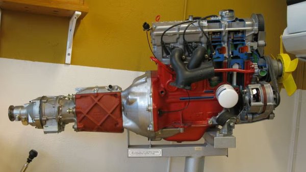 Чугуненият двигател с червен блок се превърна в символ на „неразрушимите’’ Volvo 240 и 740. Редица екземпляри, оборудвани с този двигател, могат да се похвалят с пробег от над милион мили (1,6 милиона км)