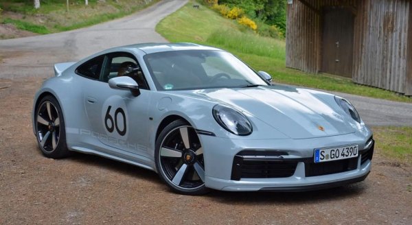 През 2022 Porsche обяви тази лимитирана серия от 1250 автомобила, създадена в стила на класическите модели от 60-те години. Един от тях е регистриран в България през 2023. Задвижването е поверено на 3.7-литров боксер с 6 цилиндъра и туин турбо, който развива 550 конски сили и ги предава само към задните колела. Това е и най-мощното 911 с ръчни скорости на пазара в момента.
Освен това през 2023 в България са регистрирани 4 бройки от 911 GT3 RS (стартова цена 255,000 евро), цели 10 бройки GT3 и два автомобила от лимитираната серия 911 Dakar (244 688 eвро). 