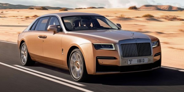 Rolls-Royce вдигна чувствително стартовата цена за Ghost през миналата година, но, така или иначе, никой не я плаща - 98% от продадените бройки от модела през 2023 имат доработки от Bespoke поделението на марката и струват значително повече. У нас през миналата година са регистрирани два нови автомобила Ghost. 