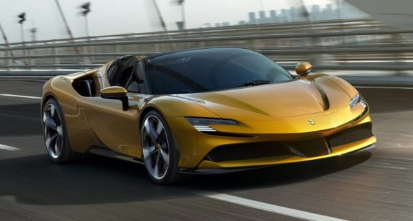 Откритата версия на SF90 има сгъваем твърд покрив и струва чувствително повече от нормалната - което вероятно обяснява и защо от нея са регистрирани три пъти повече бройки в България през 2023 (тоест общо три). Иначе техническите показатели са същите - 1000 коня максимална мощност и 2.5 секунди от 0 до 100 км/ч. 