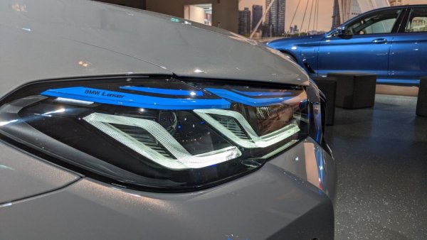 За сметка на това светлините са мъничко по-малки, и за пръв път в историята на Серия 5 въвеждат новата лазерна технология на BMW, способна да осветява пътя на 650 метра напред. 
