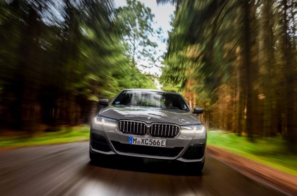 Лазерните фарове са най-скъпата опция, разбира се. Но и стоящите под тях LED фарове се справят много добре и ползват матрична система, за да не заслепяват никога идващи насреща коли. Дневните светлини получават ефектна U- или L-образна форма, според модификацията. 
