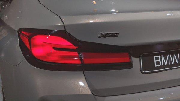 Отзад веднага правят впечатление обхванатите в тъмен контур светлини - решение, зад което личи почеркът на вече бившия главен дизйнер Йозеф Кабан. Струва ни се, че така автомобилът изглежда по-компактен и по-динамичен. 
