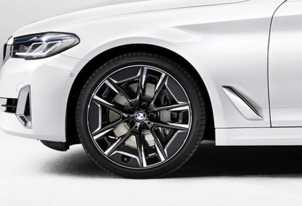 С новата "петица" се предлагат и революционните 20-цолови джанти BMW Individual Air Performance. Изработени от лека алуминиева сплав, те намаляват въздушното съпротивление с около 5% в сравнение със стандартните алуминиеви джанти. Това понижава емисиите СО2 на автомобила с около 3 грама на километър.
