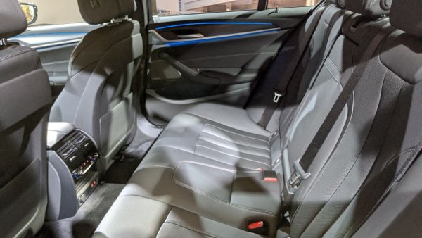 Седалките са изпълнени в текстил или комбинация от текстил и алкантара. За пръв път BMW предлага тук и новия синтетичен материал Sensatec. Може, разбира се, да си поръчате салон от кожа Napa или Dakota. 
