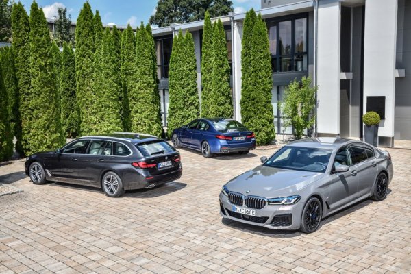 520d: двулитров агрегат със 190 конски сили и 7.2 секунди от 0 до 100 км/ч.
530d: шестцилиндров мотор с обем 2993 куб. см, 286 коня и 5.6 секунди от 0 до 100 км/ч.
540d: със същия 6-цилиндров мотор, но с една турбина повече, което дава 340 конски сили и 4.8 секунди от 0 до 100 км/ч.
