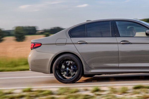 Задното окачване на всички варианти на Серия 5 е независимо 5-звенно. Комби вариантите серийно се оборудват и с пневматично, самоизравняващо се окачване. За седаните то е опция. Може да се поръча и спортното окачване M Sport, с по-твърди настройки и снижено с 10 мм. 
