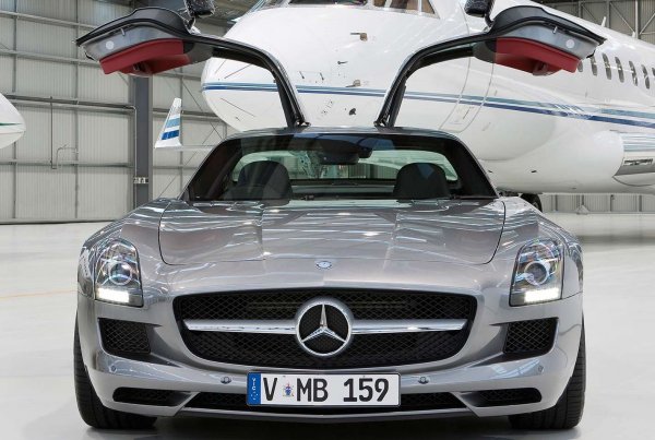 Мнозина биха казали, че SLS е не само най-значимата от разработките на Мьоерс, но и най-важната кола изобщо в историята на AMG.
Това е първият модел, създаден и построен от нулата в AMG, а не зает от компанията-майка. Още от дебюта си на автосалона във Франкфурт през 2009, SLS е любимец и на фенове, и на журналисти. 
Замислено като духовен наследник на емблематичния 300 SL, и като буквален наследник на чудовищния Mercedes-McLaren SLR, това двуврато купе наистина кара хората да затаяват дъх. Дори и десетилетие по-късно дизайнът му ни най-малко не е остарял. Вратите тип "криле на чайка" са ефектни, но Мьоерс не изневери на принципите си с тях - затварят се ръчно, вместо към колата да се добавят 41 кг на електрическа система за затваряне. 
 