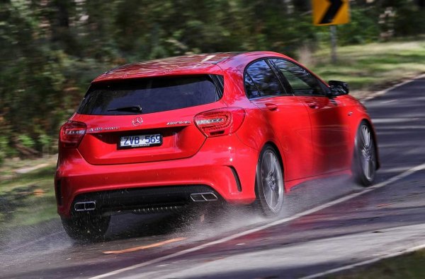 И преди тази кола е имало хот-хечове с плашеща мощ. Но първият AMG A45 вдигна летвата на лудостта на съвсем ново равнище. При дебюта си през 2013 той буквално отвя конкурента Audi RS3 при първите сравнения. Първата му версия разполагаше с 355 коня, а при фейслифта през 2015 получи цели 380. 
