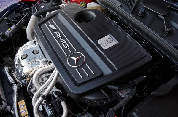 Но понеже под капака все пак имаше 4-цилиндров двигател, този AMG си остана относително достъпен като цена. Този агрегат, познат като M133, доказа, че компанията от Афалтербах не разчита само на добрия стар V8, а е способна на гъвкавост в тон с времето. 
