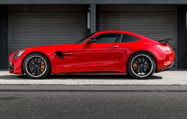 Но новият агрегат бързо доказа качествата си. Той се сглобява в Афалтербах почти изцяло на ръка, по установения принцип "един човек - един двигател". И после името на човека се поставя на малка метална табелка върху агрегата. 
M177 всъщност е базиран върху четирицилиндровия М133 от A45 - на практика той представлява два блока М133, съединени от един колянов вал. Големият V8 има същите цилиндри като четирицилиндровия, но степента на сгъстяване е повишена до 10.5:1. Другата му особеност е т. нар. "hot vee" конфигурация - двата турбокомпресора BorgWarner са се сгушили в горещата долина на V-то. 
Днес най-мощната разновидност на този мотор се слага в AMG GT R, където произвежда 576 конски сили и 700 Нм въртящ момент. 
