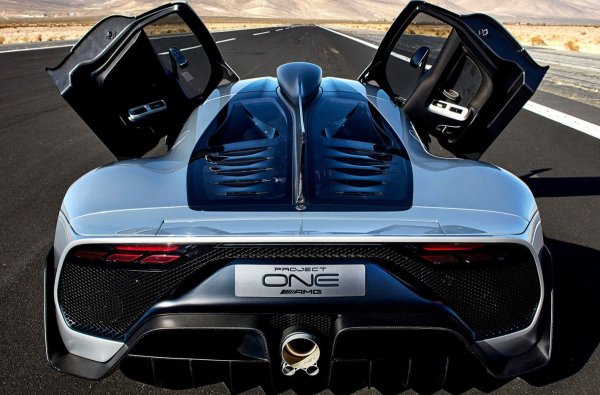 Но сега изглежда, че инженерите на AMG най-после са решили всички проблеми. Когато се появи, тази хибридна кола ще има между 1060 и 1230 конски сили комбинирана мощност. Само 275 бройки от нея ще бъдат произведени, но няма никакъв шанс да си купите една - всички са разпродадени още отпреди година и половина. 
