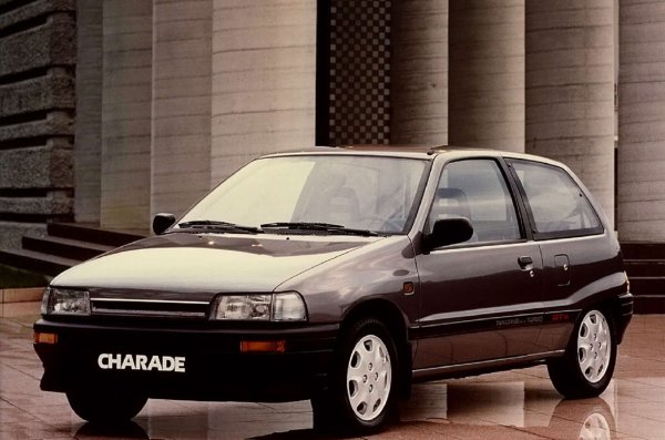 Сто конски сили на литър мощност беше границата, което състезателните автомобили можеха да постигнат в края на 90-те години на миналия век. Но Daihatsu успя да извлече толкова много от 993-кубиковия трицилиндров двигател на Charade. Турбокомпресорът помогна за постигането на тази магическа цифра, а жадният за обороти двигател помогна на лекия хот-хеч да ускорява от място до 100 км/ч за 7,7 секунди.

Отличната производителност не беше единственият коз на Charade GTti. Колата се управляваше добре, съответствайки на стегнатия външен вид. GTi, който замени GTti през 1993, също беше забавен.