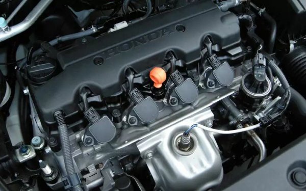 В японската автомобилна индустрия Honda се отличава. След като започнаха производството на автомобили и вече имаха богат опит с мотоциклети, инженерите на марката направиха някои наистина впечатляващия агрегати, сред които е 2,0-литровият атмосферен бензинов двигател на R20A. Той се произвежда от японския концерн от 2006 и е монтиран на кросоувърите Civic, Accord и CR-V. 

Въпреки че двигателят е изцяло "алуминиев" и има сравнително висока мощност (до 155 к.с.), ресурсът му често надвишава 300 000 км. Системата i-VTEC осигурява максимално пълнене на цилиндрите при широк диапазон от скорости. Въпреки това, системата не съдържа хидравлични компенсатори - трябва да регулирате вентилите поне веднъж на всеки 80 000 км.
