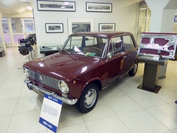 Всъщност това не е първата кола, слязла от поточната линия в Толиати - нея никой не е съобразил да запази. Това обаче е първият екземпляр, доставен на краен клиент, от когото после е откупен обратно през 1989. В Русия наричат този модел "Копейка". 
