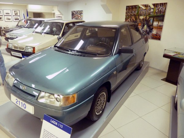 Първият автомобил "от висок клас", разработен в Толиати. Проектиран е през първата половина на 80-те и първият тестов прототип се появява през 1985. Но икономическата криза след Чернобил и хаосът на промените отлагат пускането на пазара чак до 1994. Това е първата серийна бройка, с общ пробег от едва 900 метра, направени от тогавашния руски президент Борис Елцин. 
