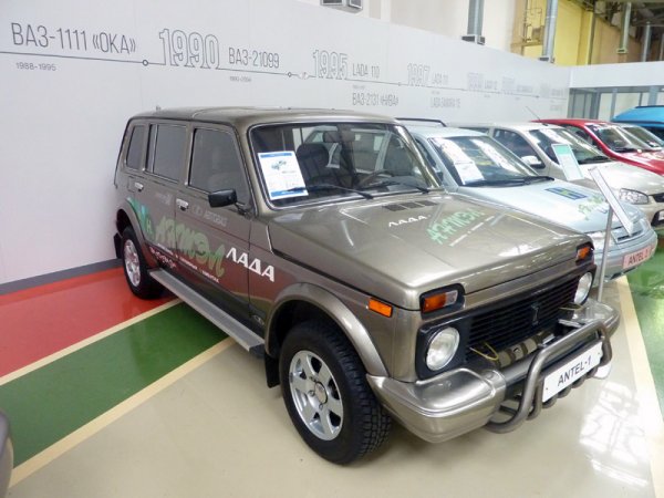 Създаден съвместно с Уралския електрохимически комбинат през 1999, този автомобил използва толкова иновативното водородно задвижване. Но по своеобразен начин: колата носи на борда водород и кислород в бутилки, поради което не остава място за багажник. Те влизат в реакция в генератора при температура 100 градуса по Целзий и произвеждат електричество. Като изключим притеснителния риск от експлозия, смущава ниската мощност: едва 23 конски сили, и максималната скорост от 80 км/ч.
