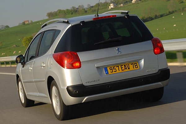 Спокойният, приятен дизайн на задницата се отличава със скрита дръжка на багажника, а релсите на покрива сякаш "стоят във въздуха"