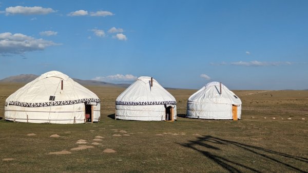 Юртите за туристи са по-спретнати от тези на пастирите, но иначе съществена разлика няма