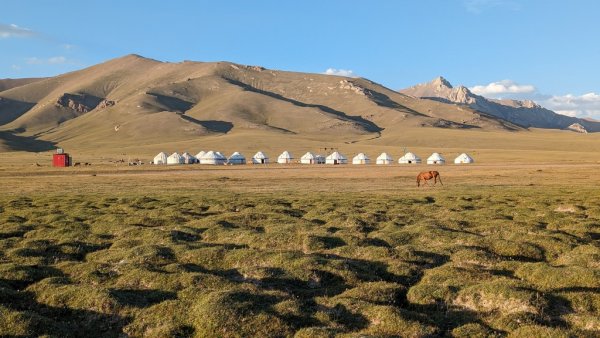 Планини, юрти и коне - най-характерните гледки в Киргизстан