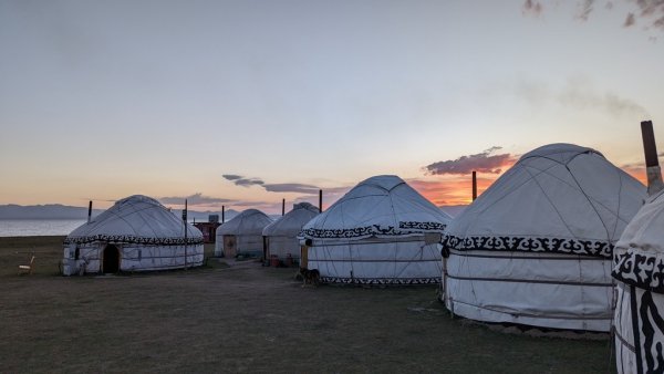 Залез край Сон Кол. Дори и през август, температурата през нощта падна под нулата